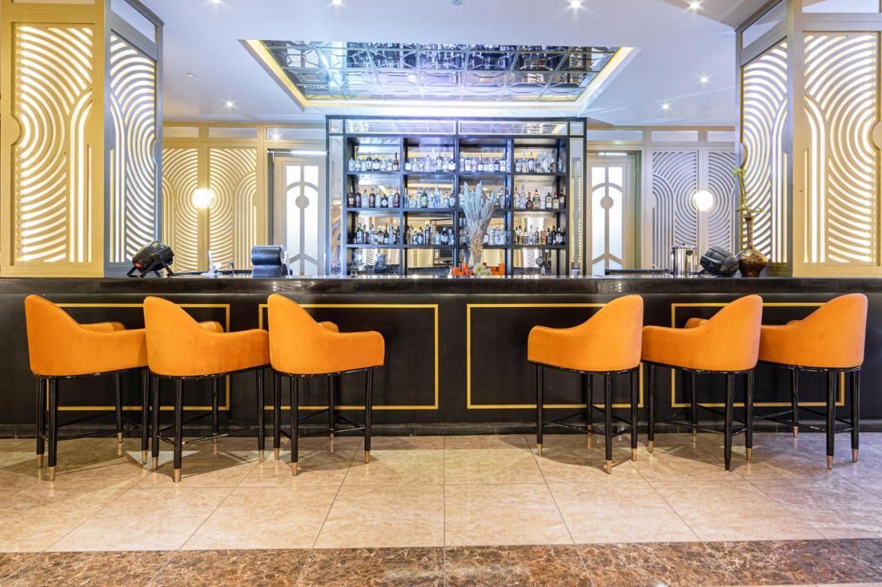 The Grand Resort Hurgada Dış mekan fotoğraf The bar at the hotel