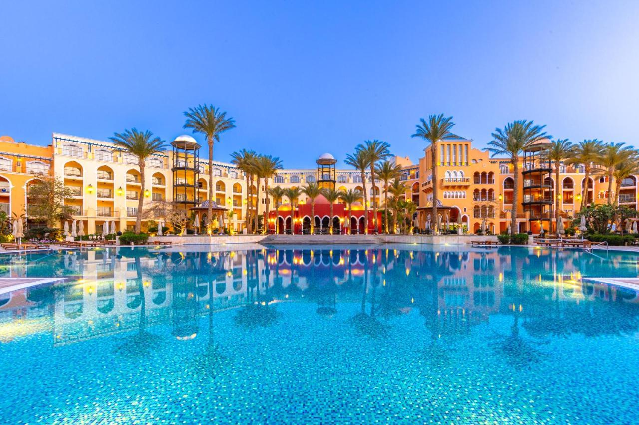 The Grand Resort Hurgada Dış mekan fotoğraf The resort at dusk