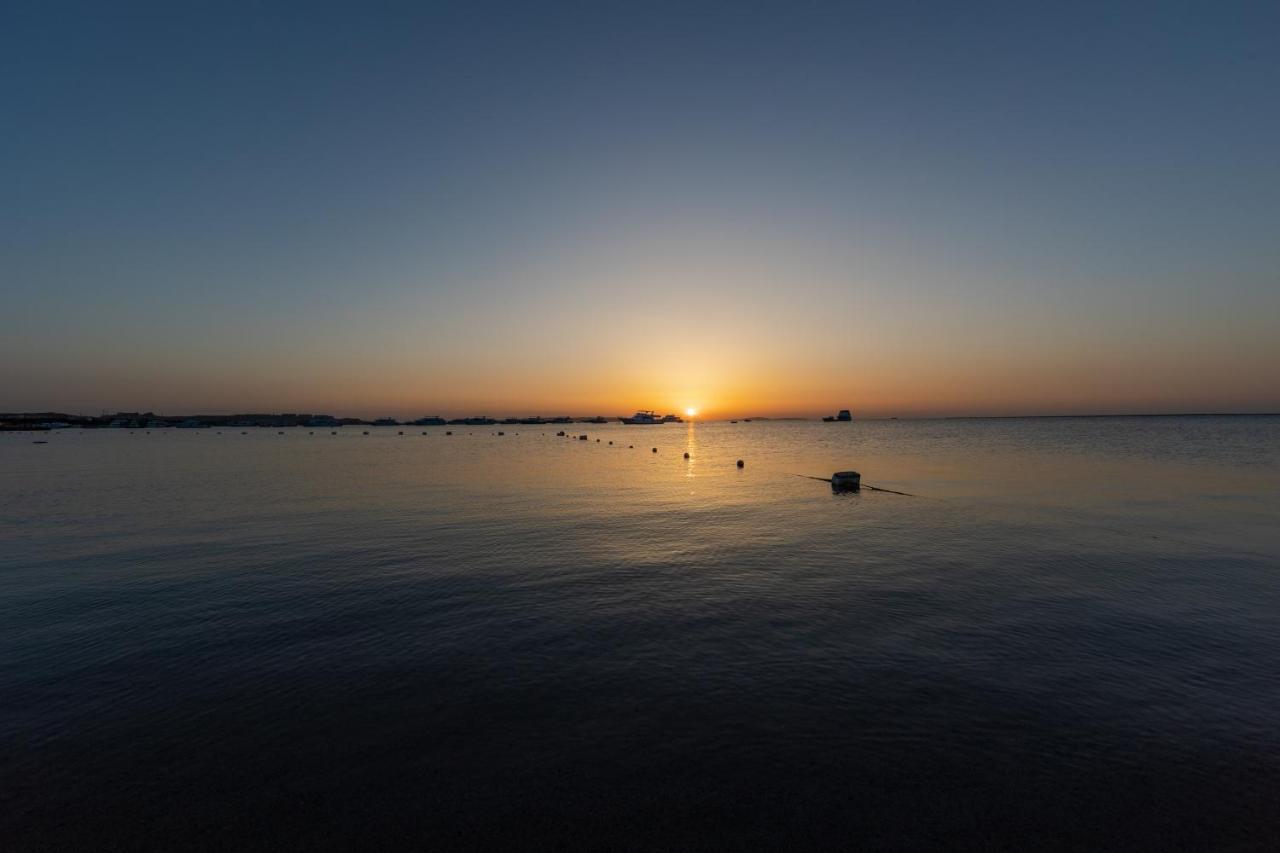 The Grand Resort Hurgada Dış mekan fotoğraf Sunset over the Gulf of Naples