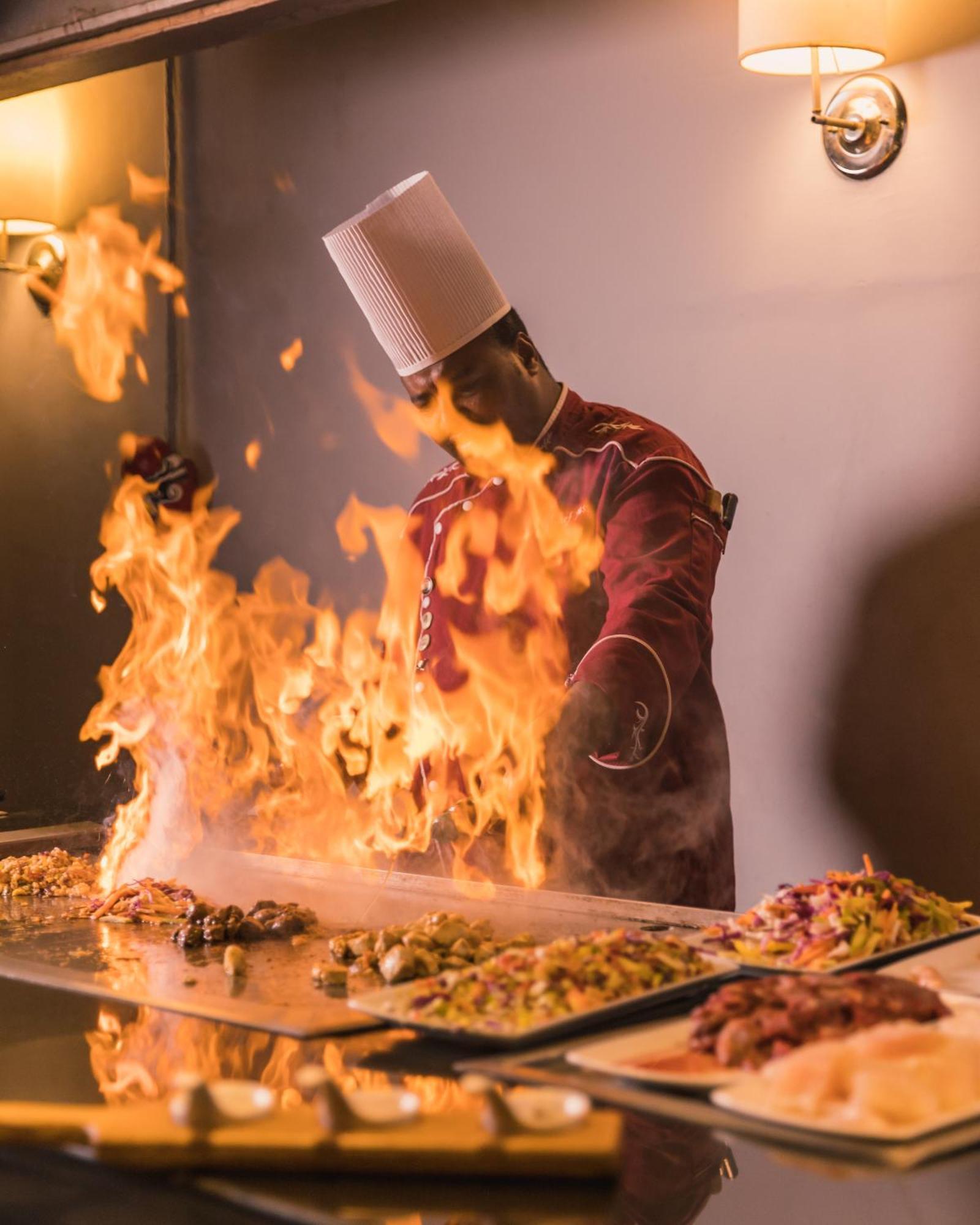 The Grand Resort Hurgada Dış mekan fotoğraf A chef cooking with a flaming torch