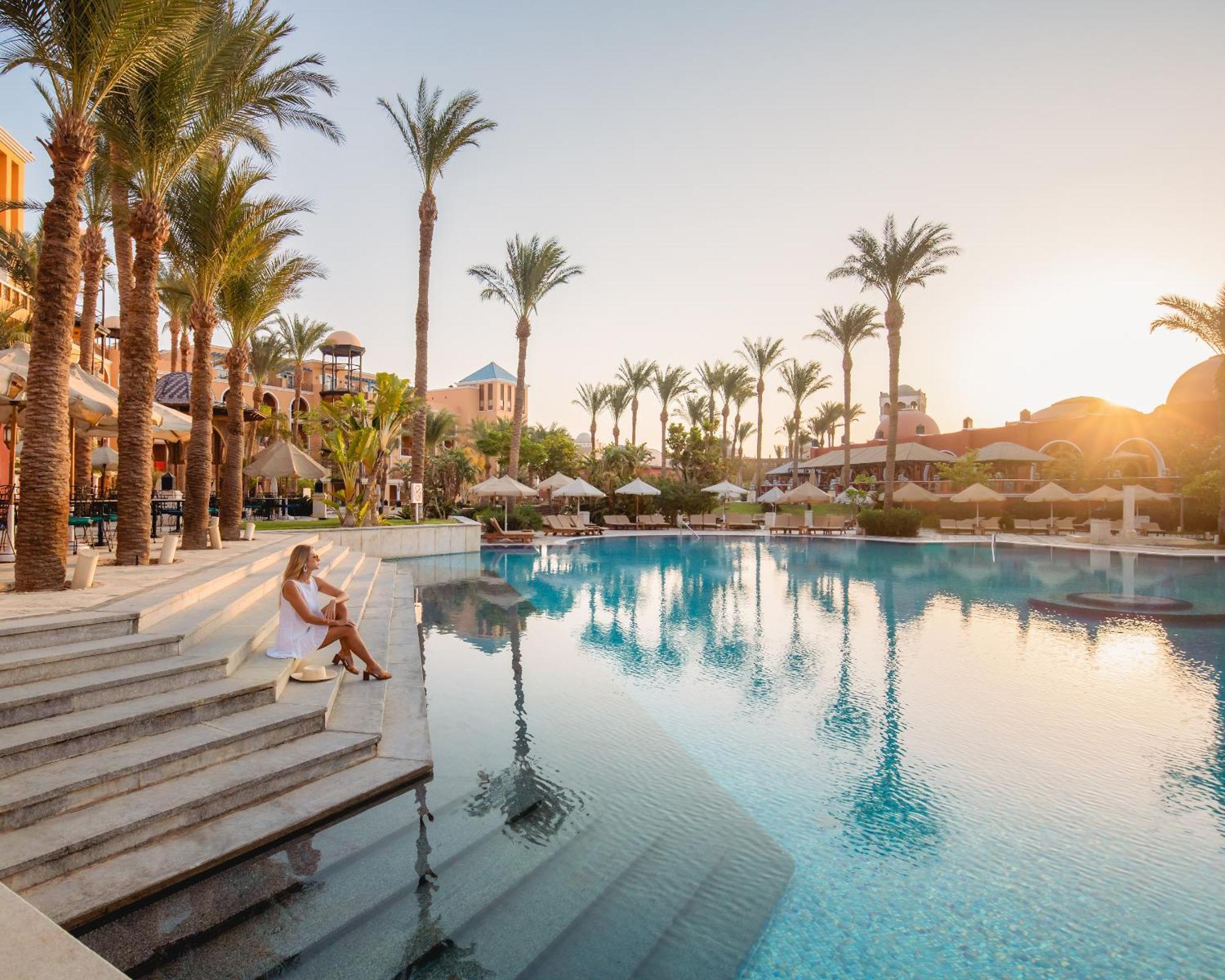 The Grand Resort Hurgada Dış mekan fotoğraf The pool at the St. Regis Sharm